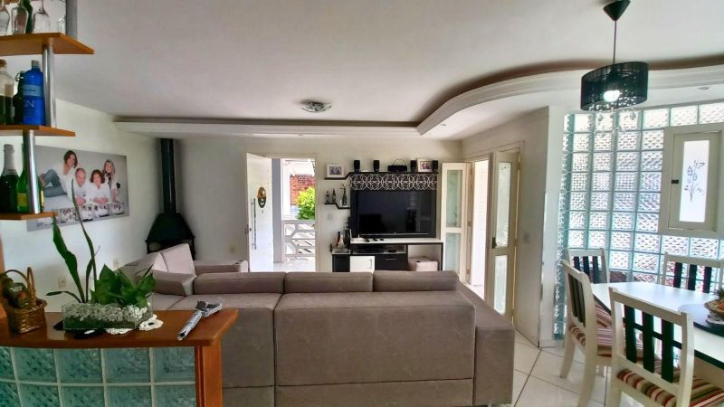 Casa com 3 quartos e 1 banheiro à venda no bairro Guaruja, Parobe