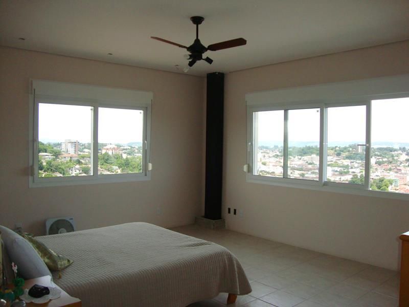 Casa com 3 quartos, 4 banheiros e 677m² à venda no bairro Nossa Senhora de Fatima, Taquara