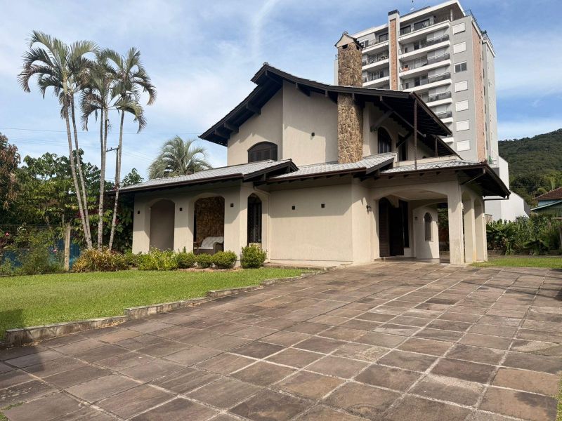 Casa com 3 quartos, 3 banheiros e 272m² à venda no bairro Centro, Igrejinha