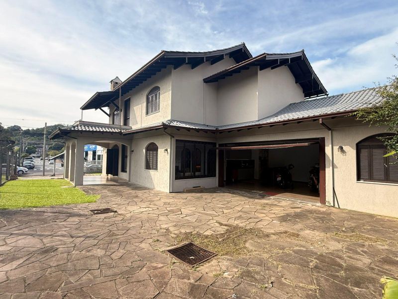 Casa com 3 quartos, 3 banheiros e 272m² à venda no bairro Centro, Igrejinha
