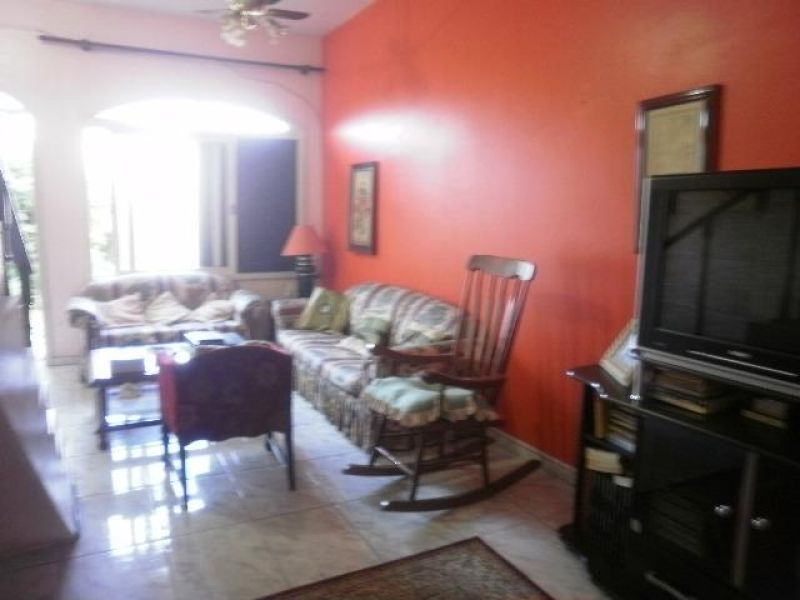 Sobrado com 3 quartos, 3 banheiros e 196m² à venda no bairro Centro, Taquara