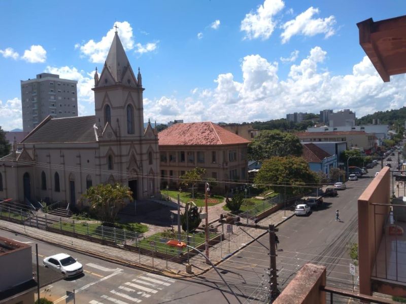 Apartamento com 2 quartos, 2 banheiros e 84m² à venda no bairro Centro, Taquara