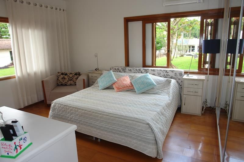 Casa com 2 quartos, 4 banheiros e 263m² à venda no bairro Centro, Taquara