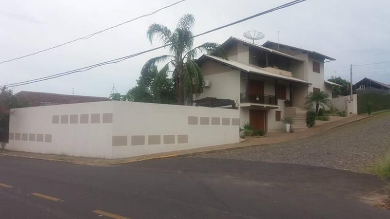Casa com 4 quartos, 2 banheiros e 300m² à venda no bairro Santa Teresinha, Taquara