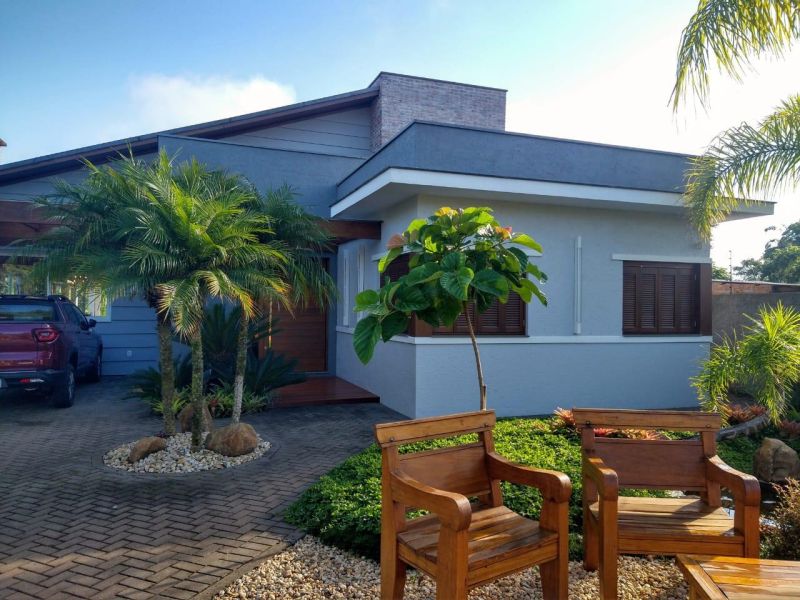 Casa com 5 banheiros e 250m² à venda no bairro Tucanos, Taquara