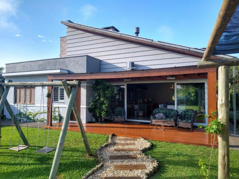 Casa com 5 banheiros e 250m² à venda no bairro Tucanos, Taquara