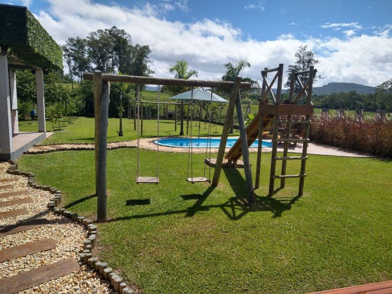 Casa com 5 banheiros e 250m² à venda no bairro Tucanos, Taquara