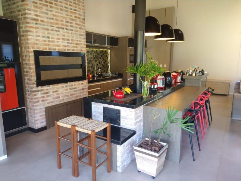 Casa com 5 banheiros e 250m² à venda no bairro Tucanos, Taquara