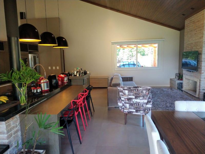 Casa com 5 banheiros e 250m² à venda no bairro Tucanos, Taquara