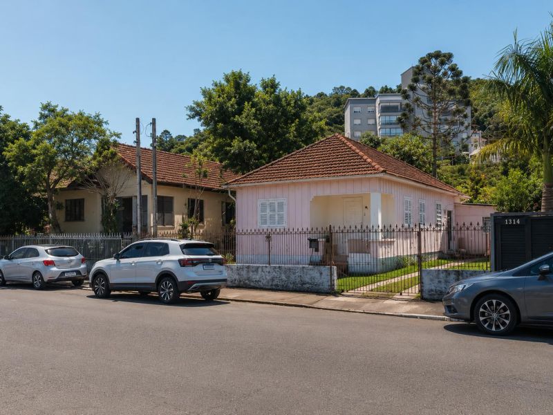 Terreno urbano com duas casas
