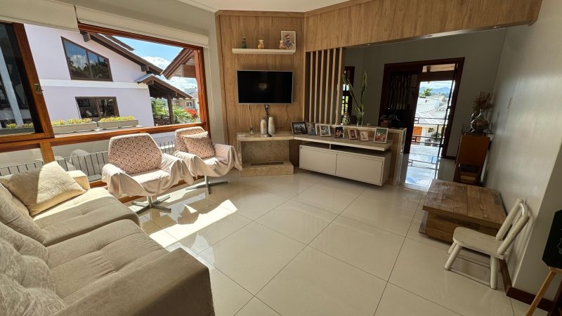 Casa com 4 quartos, 3 banheiros e 276m² à venda no bairro Morro do Leoncio, Taquara