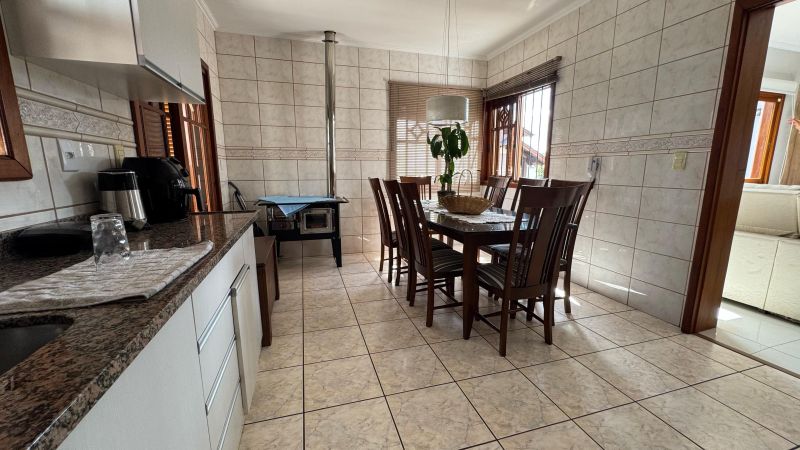 Casa com 4 quartos, 3 banheiros e 276m² à venda no bairro Morro do Leoncio, Taquara