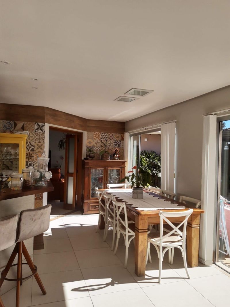 Casa com 3 quartos, 4 banheiros e 250m² à venda no bairro Morro do Leoncio, Taquara