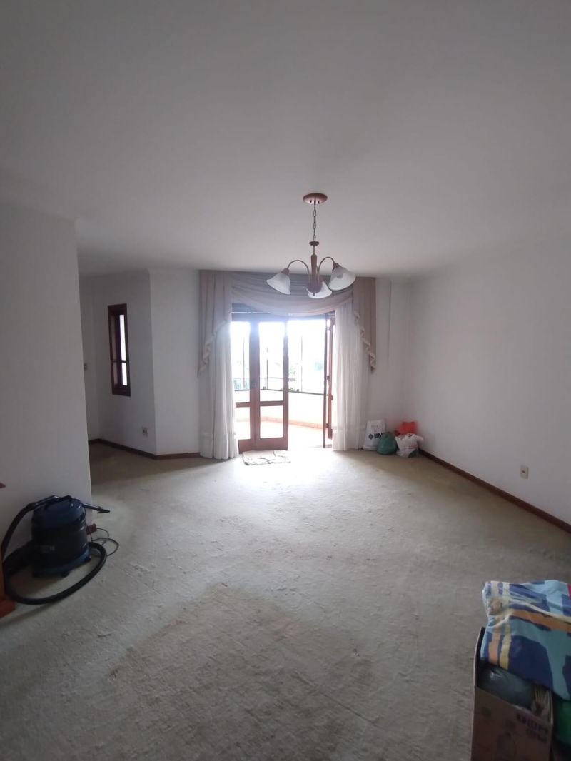 Apartamento com 3 quartos, 2 banheiros e 135m² à venda no bairro Sagrada Familia, Taquara