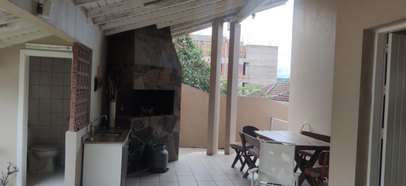 Casa com 3 quartos, 3 banheiros e 310m² à venda no bairro Sagrada Familia, Taquara