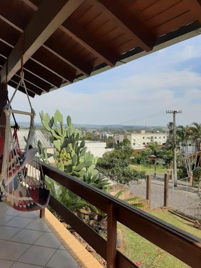 Casa com 3 quartos, 3 banheiros e 207m² à venda no bairro Sagrada Familia, Taquara