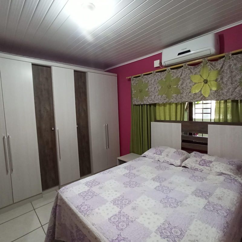 Casa com 4 quartos, 4 banheiros e 100m² à venda no bairro Santa Rosa, Taquara