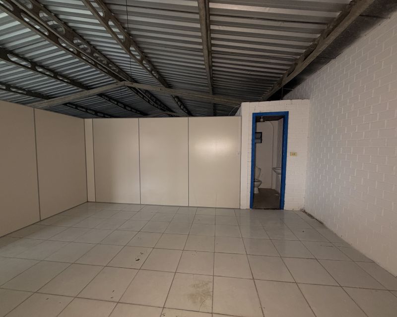Prédio com 1 banheiro para alugar no bairro Recreio, Taquara
