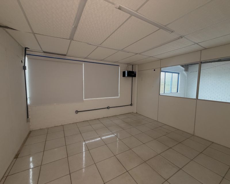 Prédio com 1 banheiro para alugar no bairro Recreio, Taquara