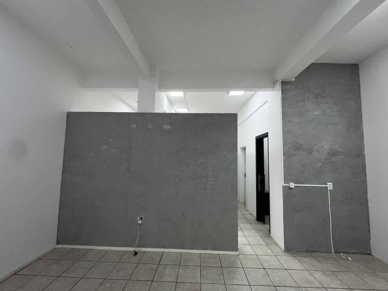 Sala com 1 banheiro para alugar no bairro Centro, Taquara