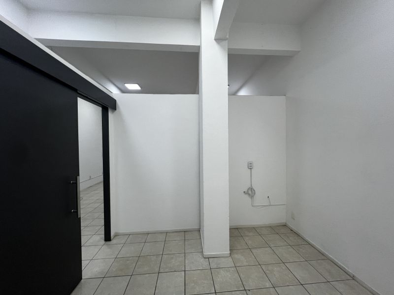 Sala com 1 banheiro para alugar no bairro Centro, Taquara