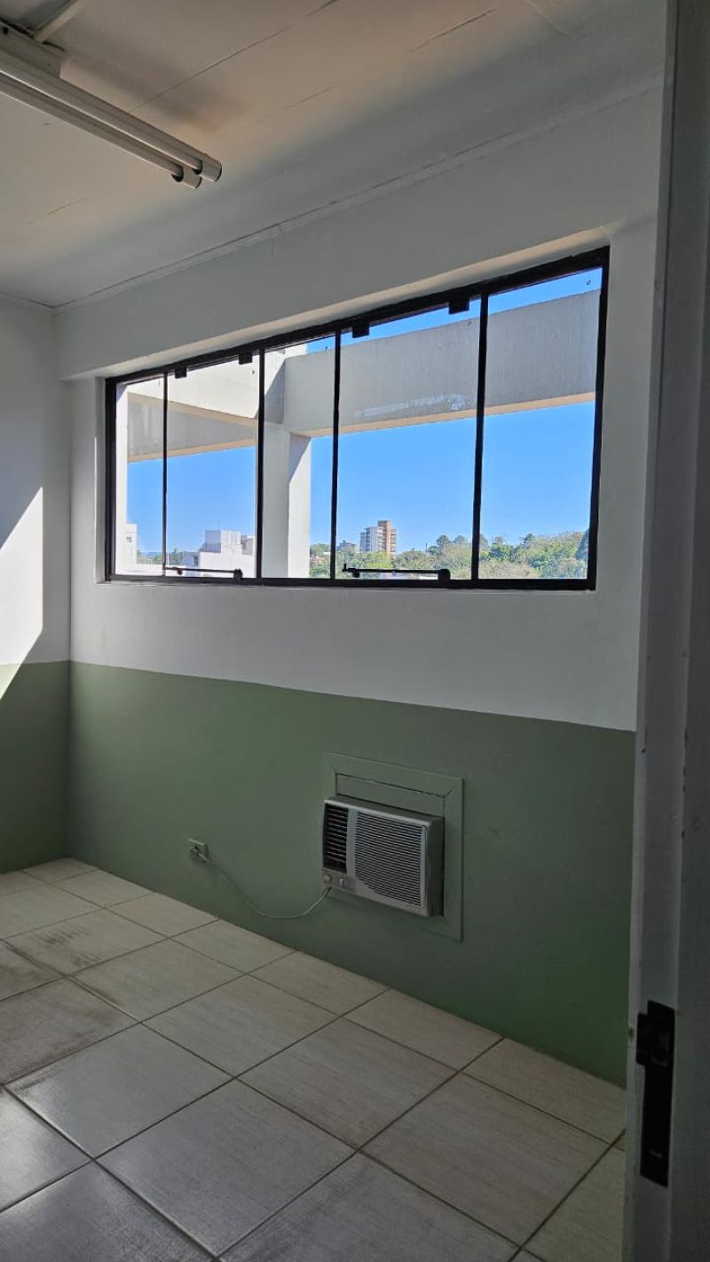 Sala com 1 banheiro para alugar no bairro Centro, Taquara