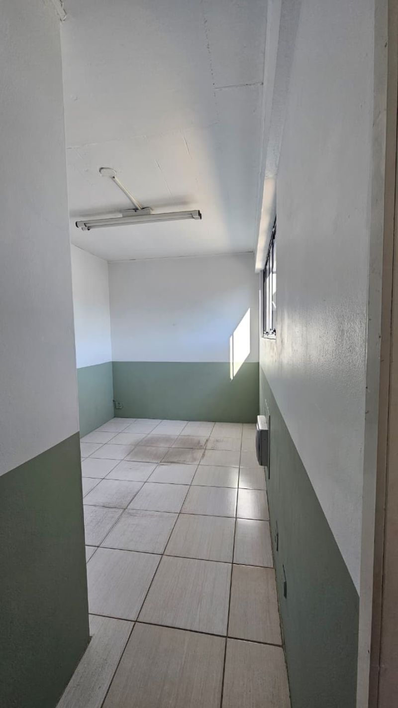 Sala com 1 banheiro para alugar no bairro Centro, Taquara