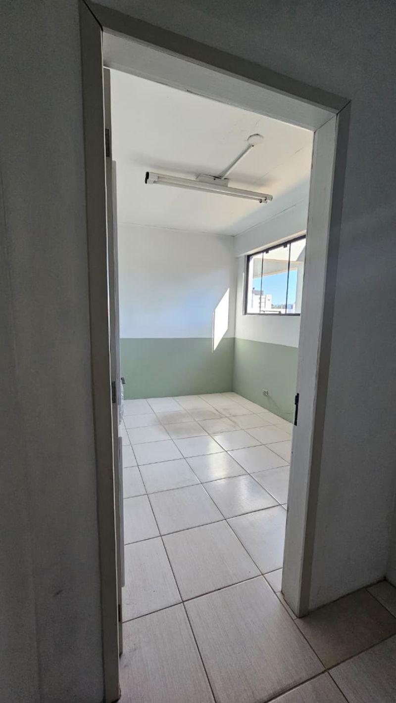 Sala com 1 banheiro para alugar no bairro Centro, Taquara