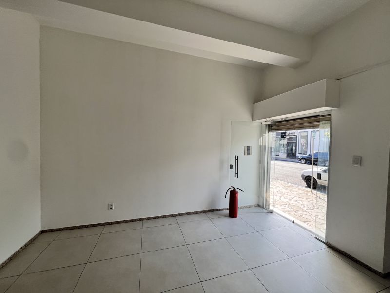 Sala com 1 banheiro para alugar no bairro Centro, Taquara