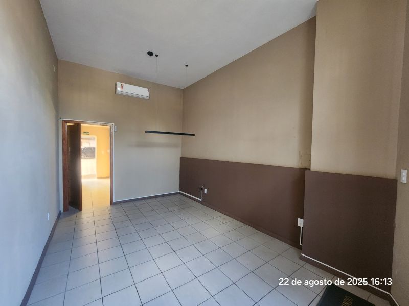 Sala com 1 banheiro para alugar no bairro Centro, Taquara