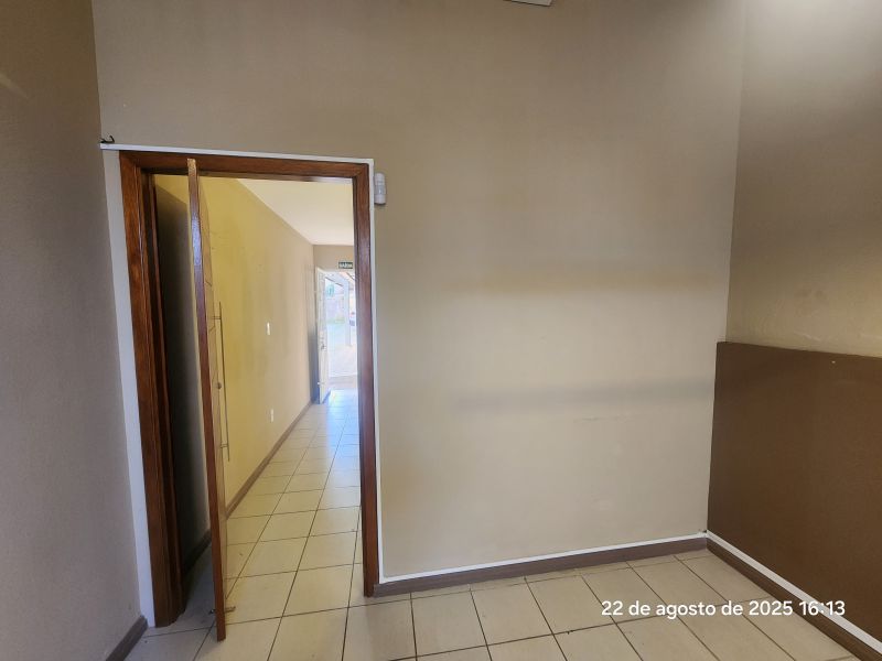 Sala com 1 banheiro para alugar no bairro Centro, Taquara