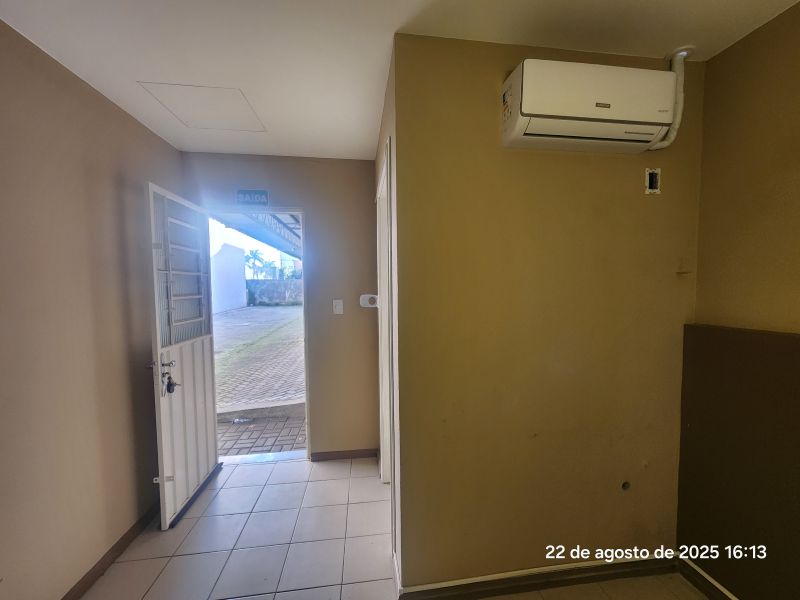 Sala com 1 banheiro para alugar no bairro Centro, Taquara