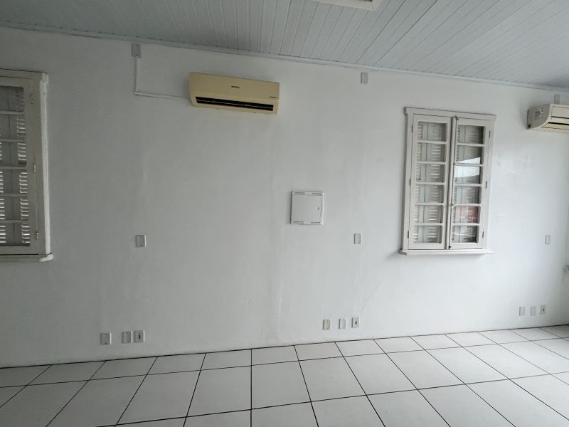 Sala com 2 banheiros para alugar no bairro Centro, Taquara