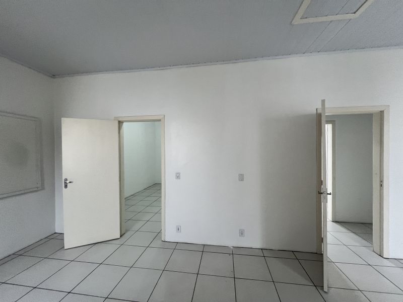 Sala com 2 banheiros para alugar no bairro Centro, Taquara