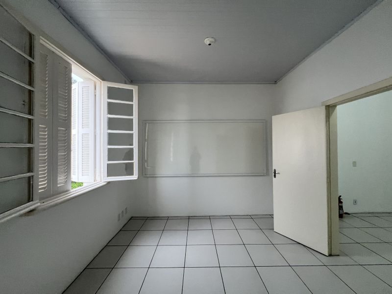 Sala com 2 banheiros para alugar no bairro Centro, Taquara