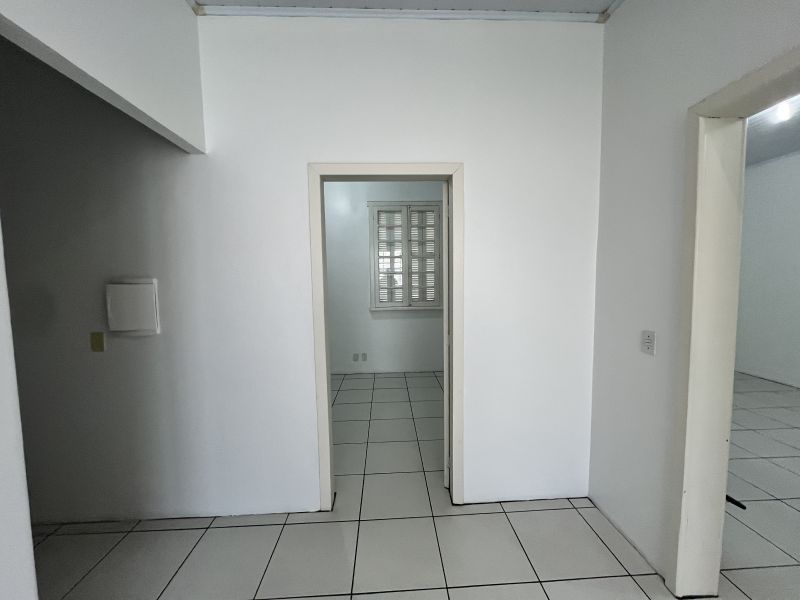 Sala com 2 banheiros para alugar no bairro Centro, Taquara