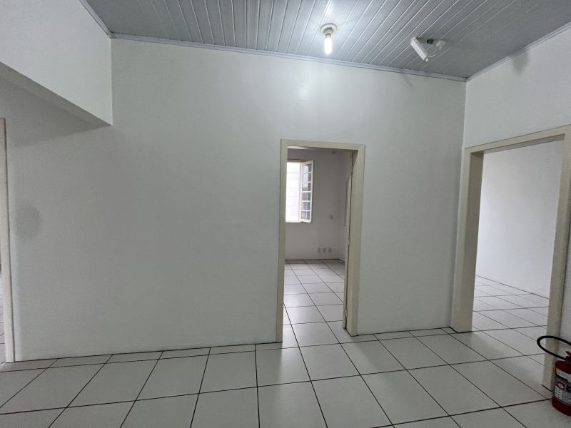 Sala com 2 banheiros para alugar no bairro Centro, Taquara