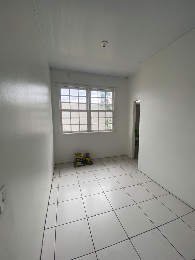 Sala com 2 banheiros para alugar no bairro Centro, Taquara