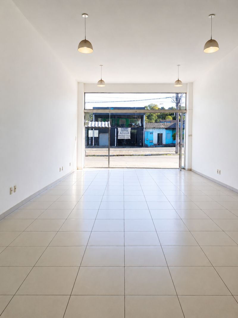 Sala com 1 banheiro para alugar no bairro Guaruja, Parobe