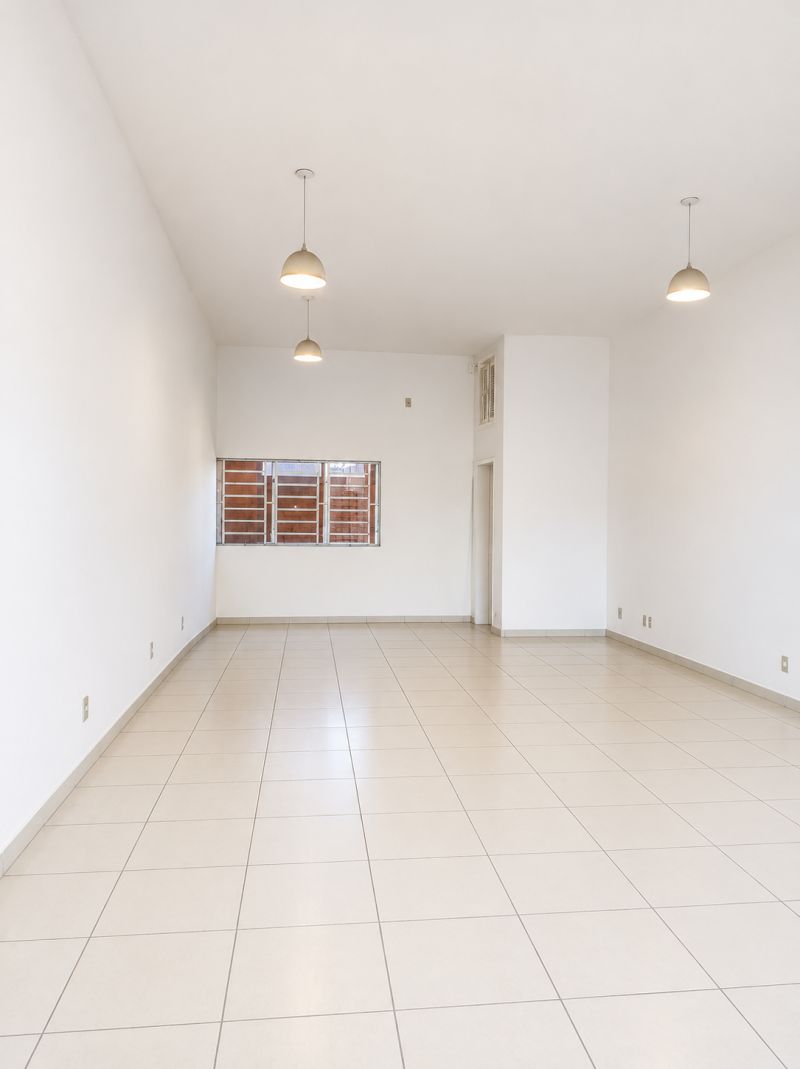 Sala com 1 banheiro para alugar no bairro Guaruja, Parobe