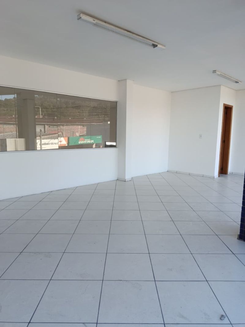 Sala com 3 banheiros e 217m² para alugar no bairro Centro, Parobe