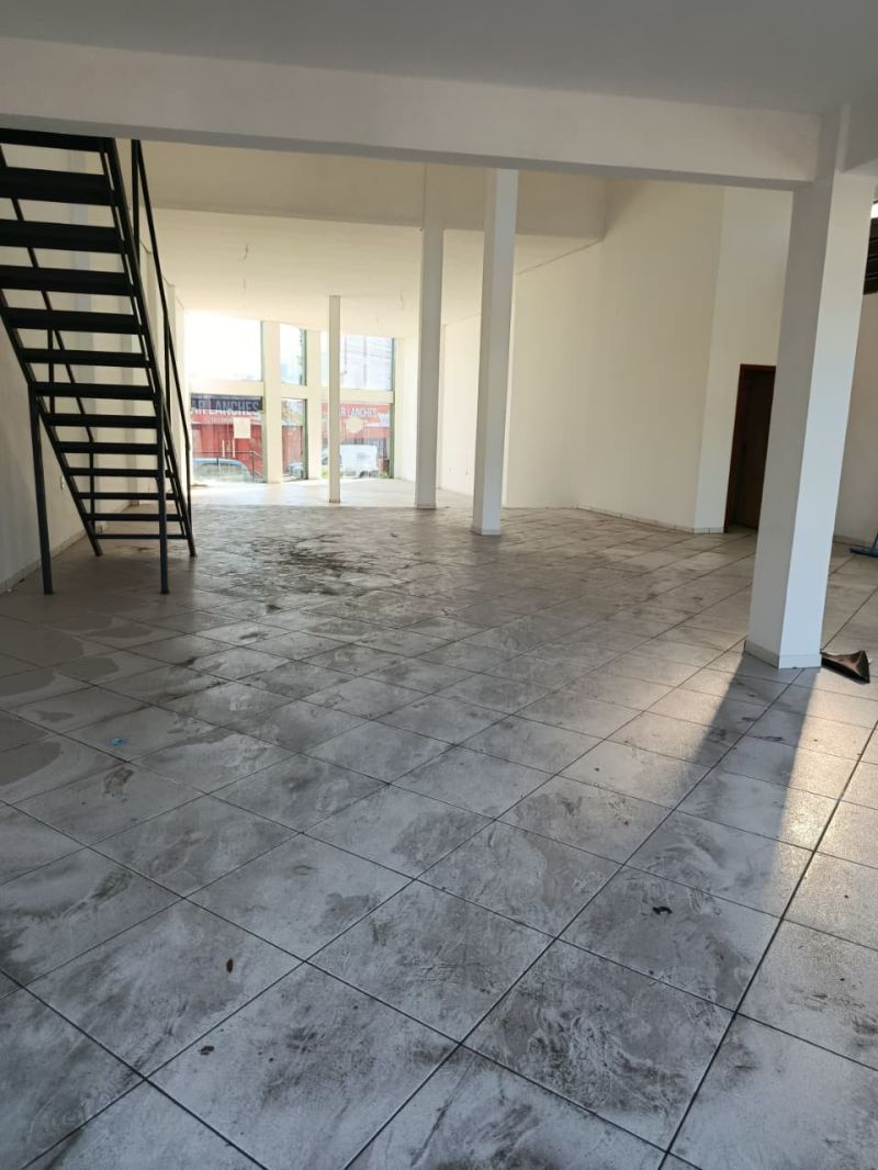 Sala com 3 banheiros e 217m² para alugar no bairro Centro, Parobe