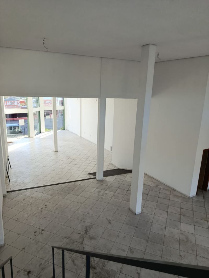 Sala com 3 banheiros e 217m² para alugar no bairro Centro, Parobe