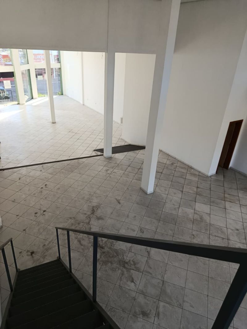 Sala com 3 banheiros e 217m² para alugar no bairro Centro, Parobe
