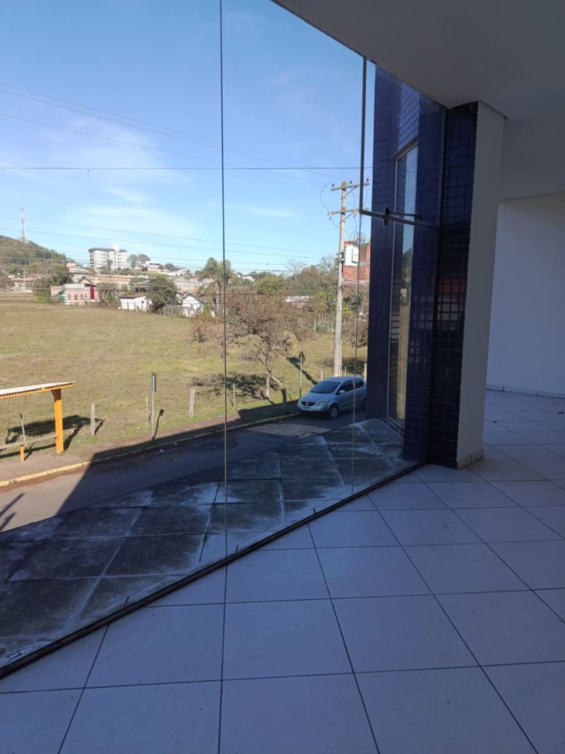 Sala com 3 banheiros e 217m² para alugar no bairro Centro, Parobe