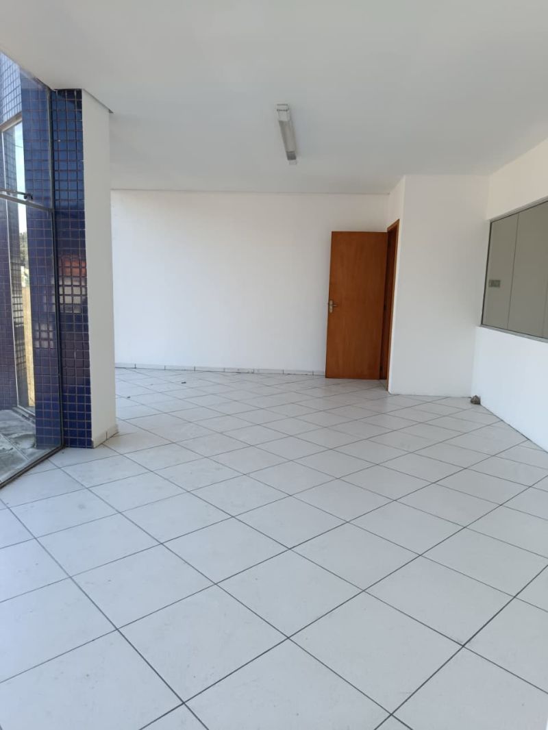 Sala com 3 banheiros e 217m² para alugar no bairro Centro, Parobe