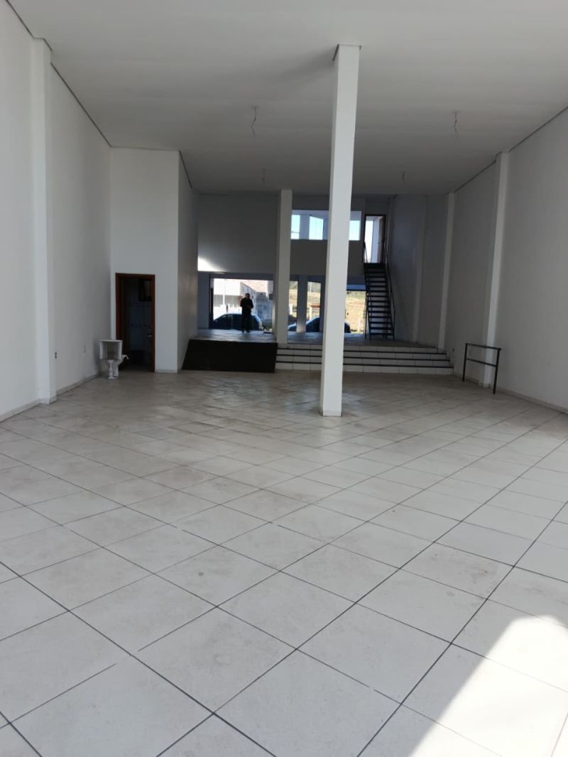 Sala com 3 banheiros e 217m² para alugar no bairro Centro, Parobe