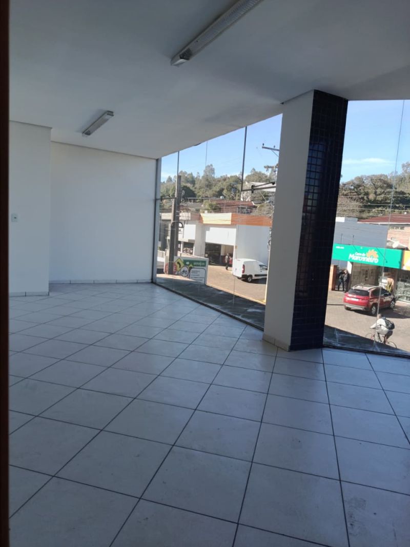 Sala com 3 banheiros e 217m² para alugar no bairro Centro, Parobe