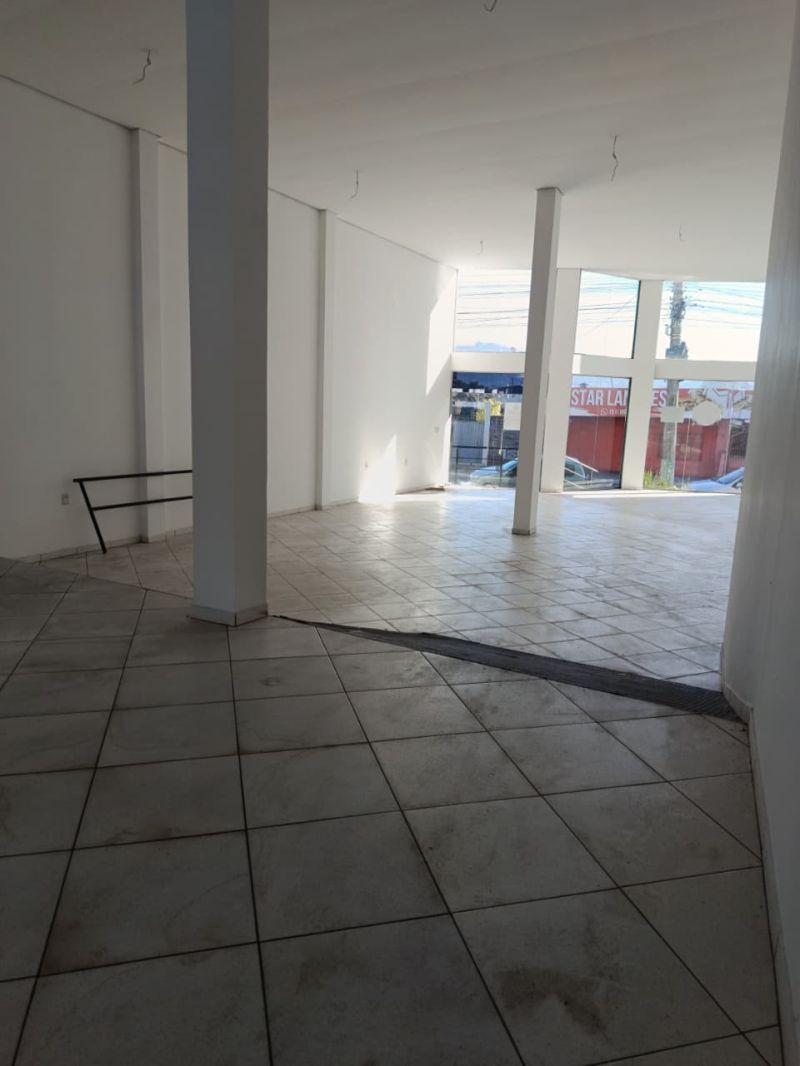 Sala com 3 banheiros e 217m² para alugar no bairro Centro, Parobe
