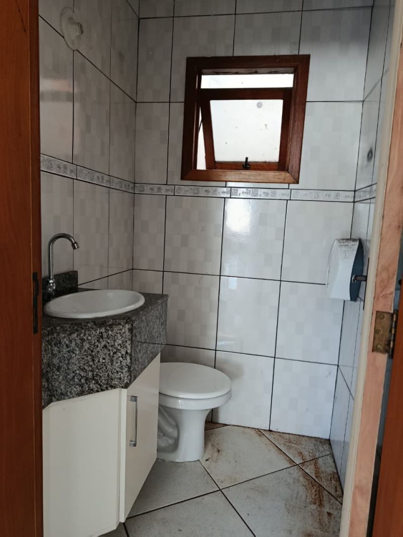 Sala com 3 banheiros e 217m² para alugar no bairro Centro, Parobe